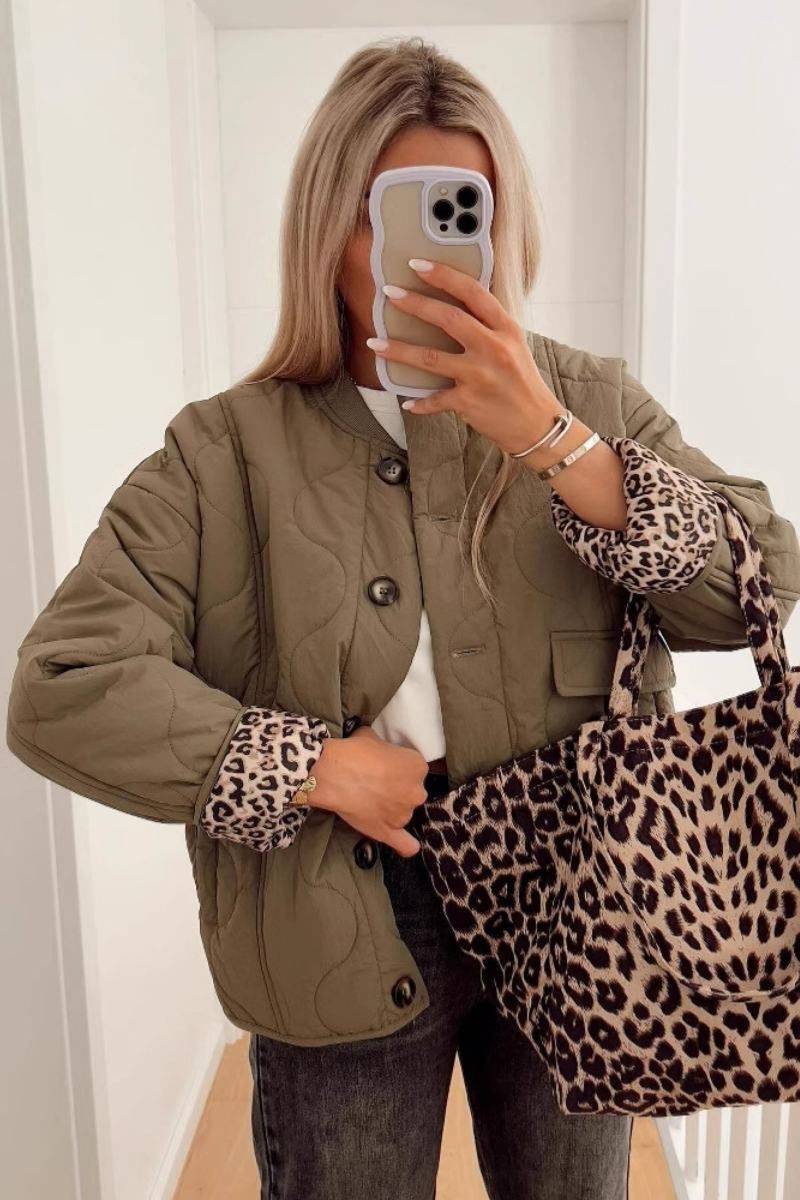 Dame jakke | Quiltet jakke med mønstrede ærmer og knapper
