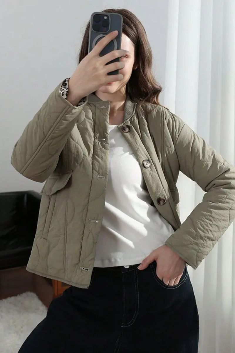 Dame jakke | Quiltet jakke med mønstrede ærmer og knapper