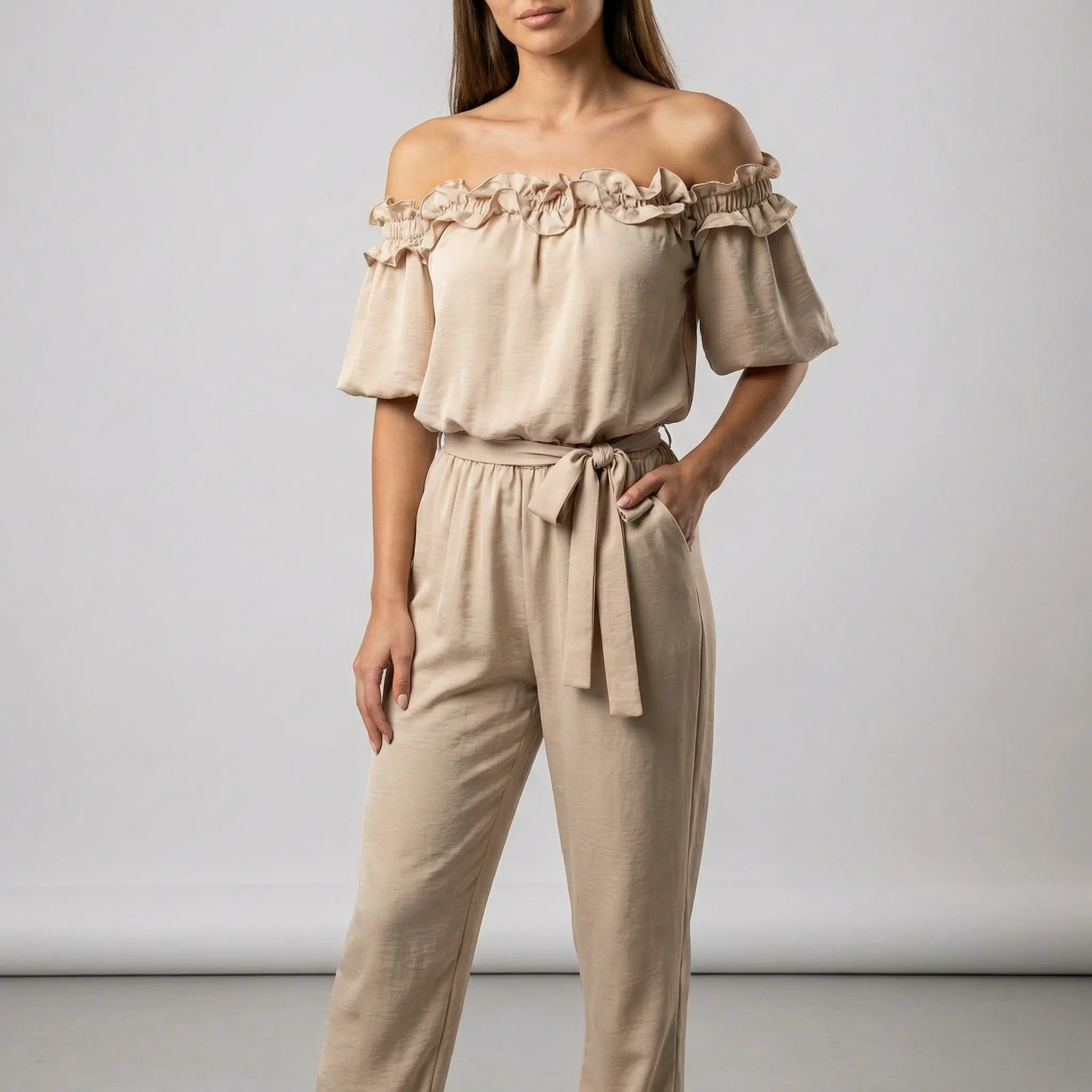Damejumpsuit med korte ærmer | off-shoulder hals og bindebælte