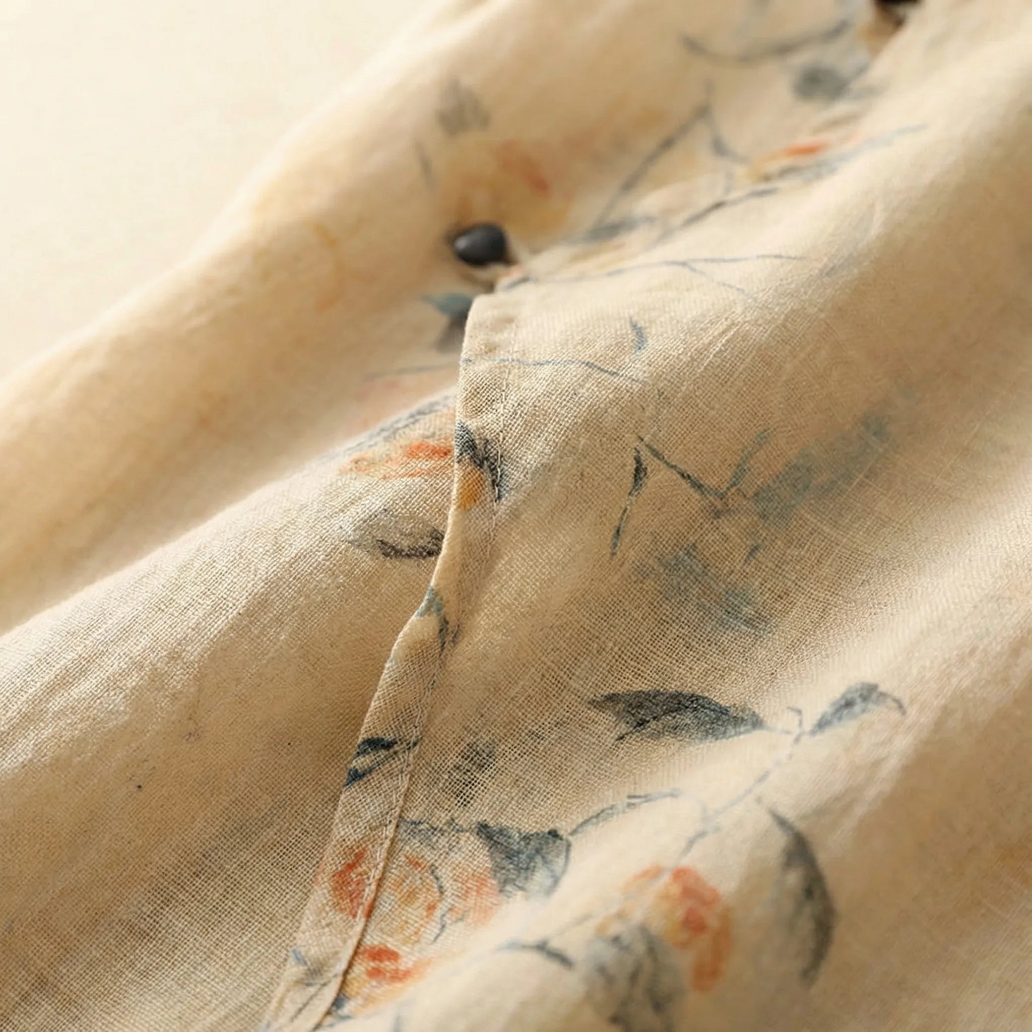 Hør top til dame med blomsterprint og korte ærmer