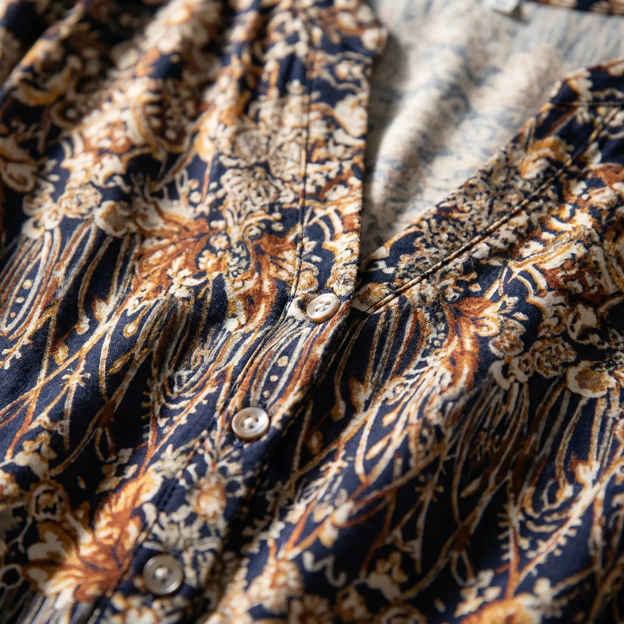 Kjole dame | Print kjole med v hals og knapper