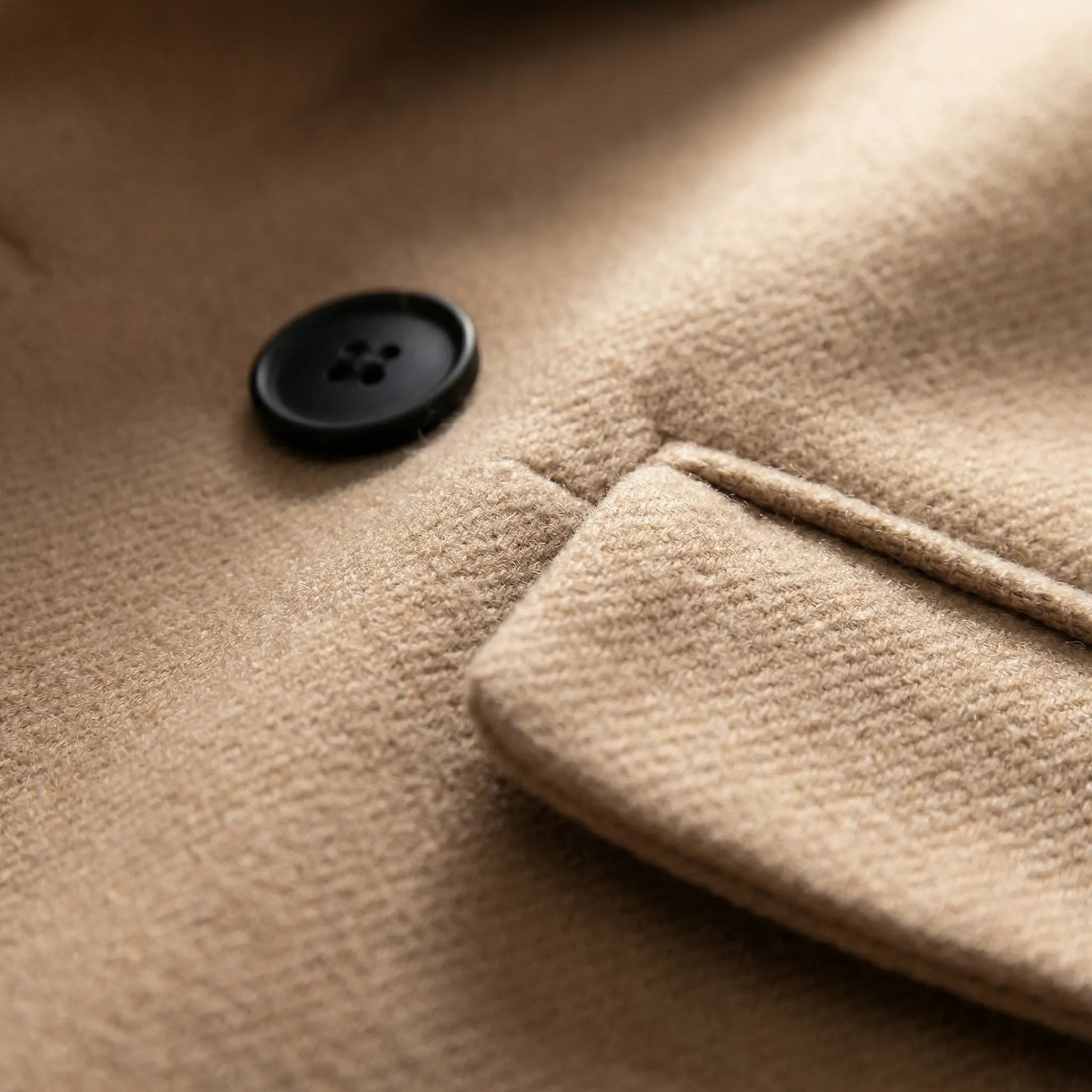 Lang damefrakke | Ulden frakke med knapper og reverskrave