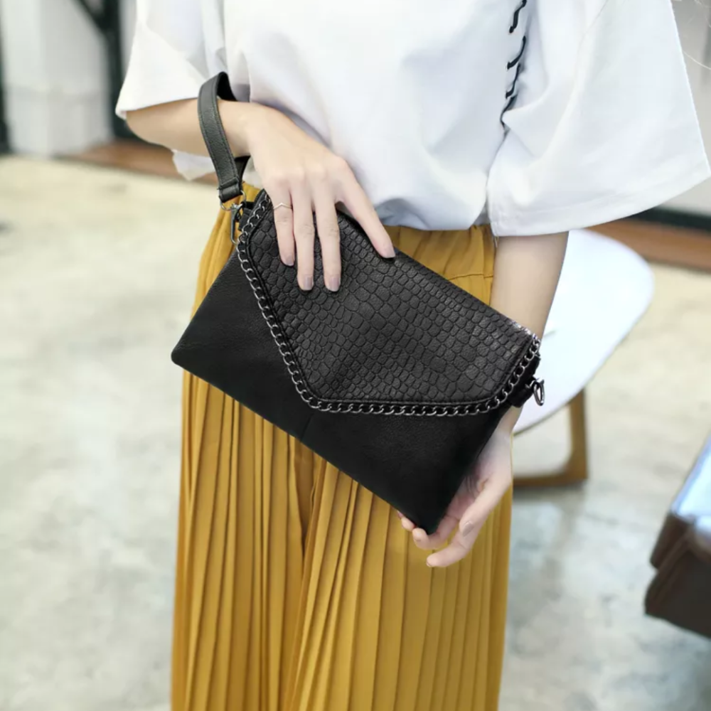Elegant clutch tas med kædedetalje