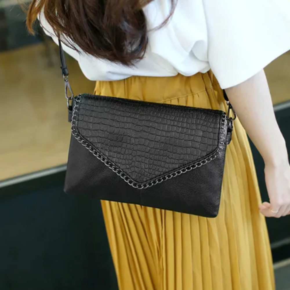 Elegant clutch tas med kædedetalje