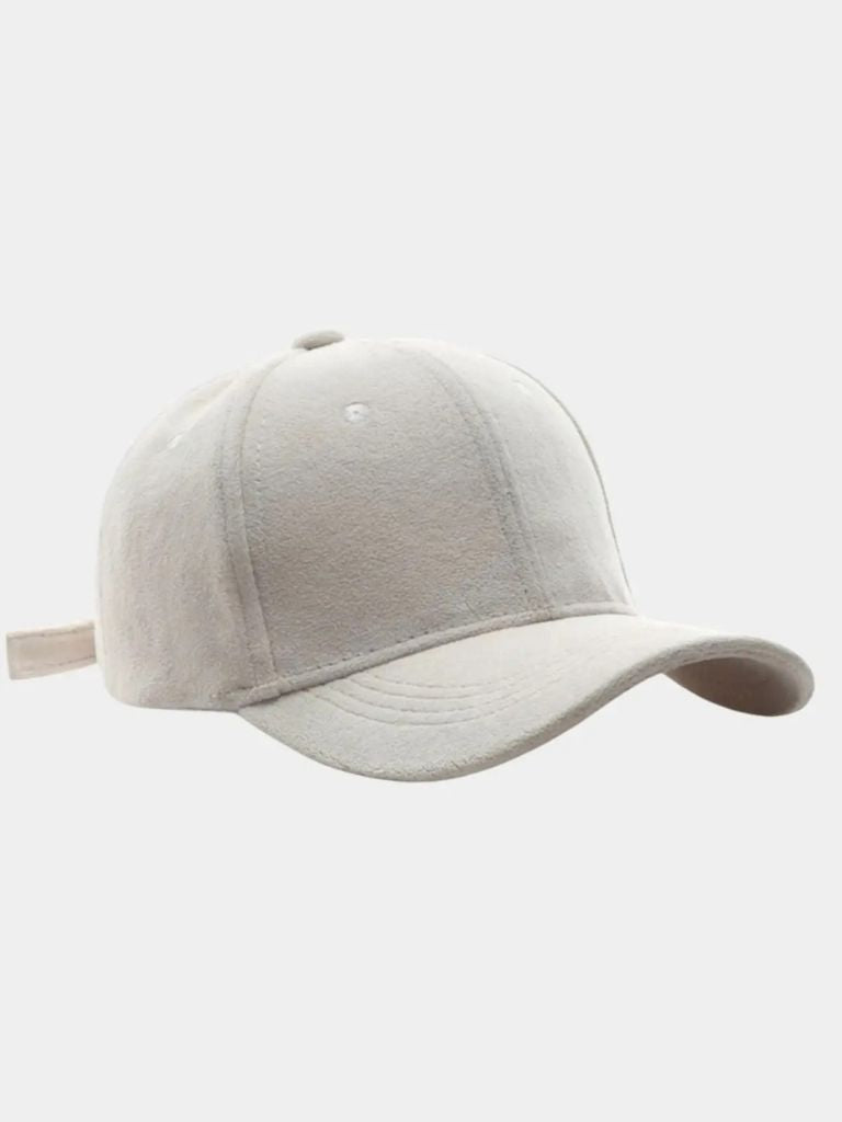 Elegant ensfarvet cap i blødt tekstil – justerbar pasform