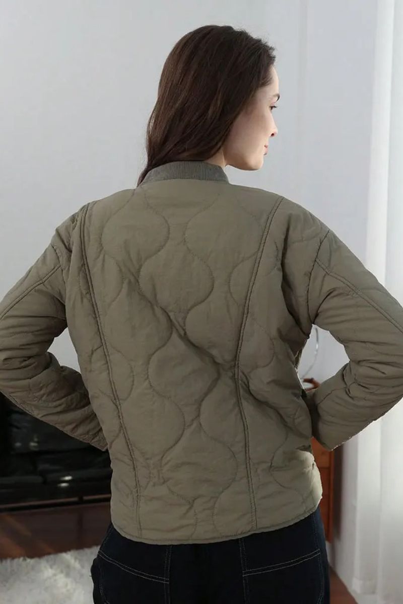 Dame jakke | Quiltet jakke med mønstrede ærmer og knapper