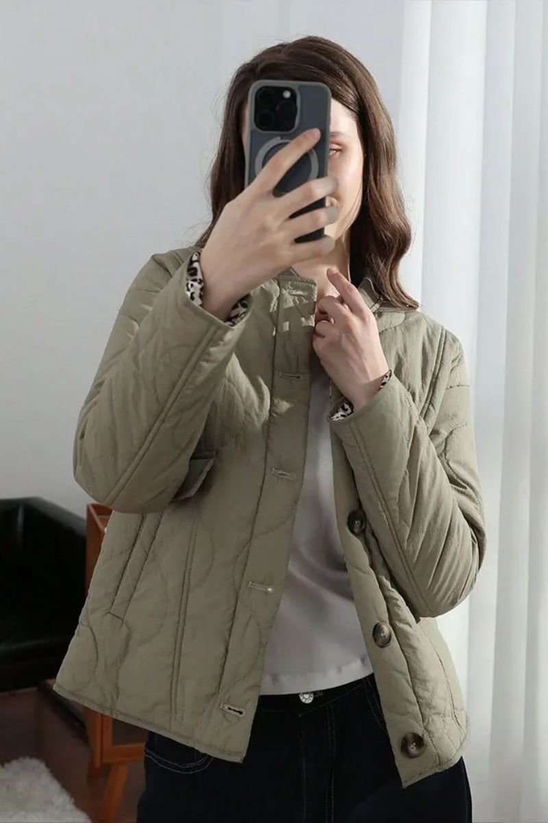 Dame jakke | Quiltet jakke med mønstrede ærmer og knapper