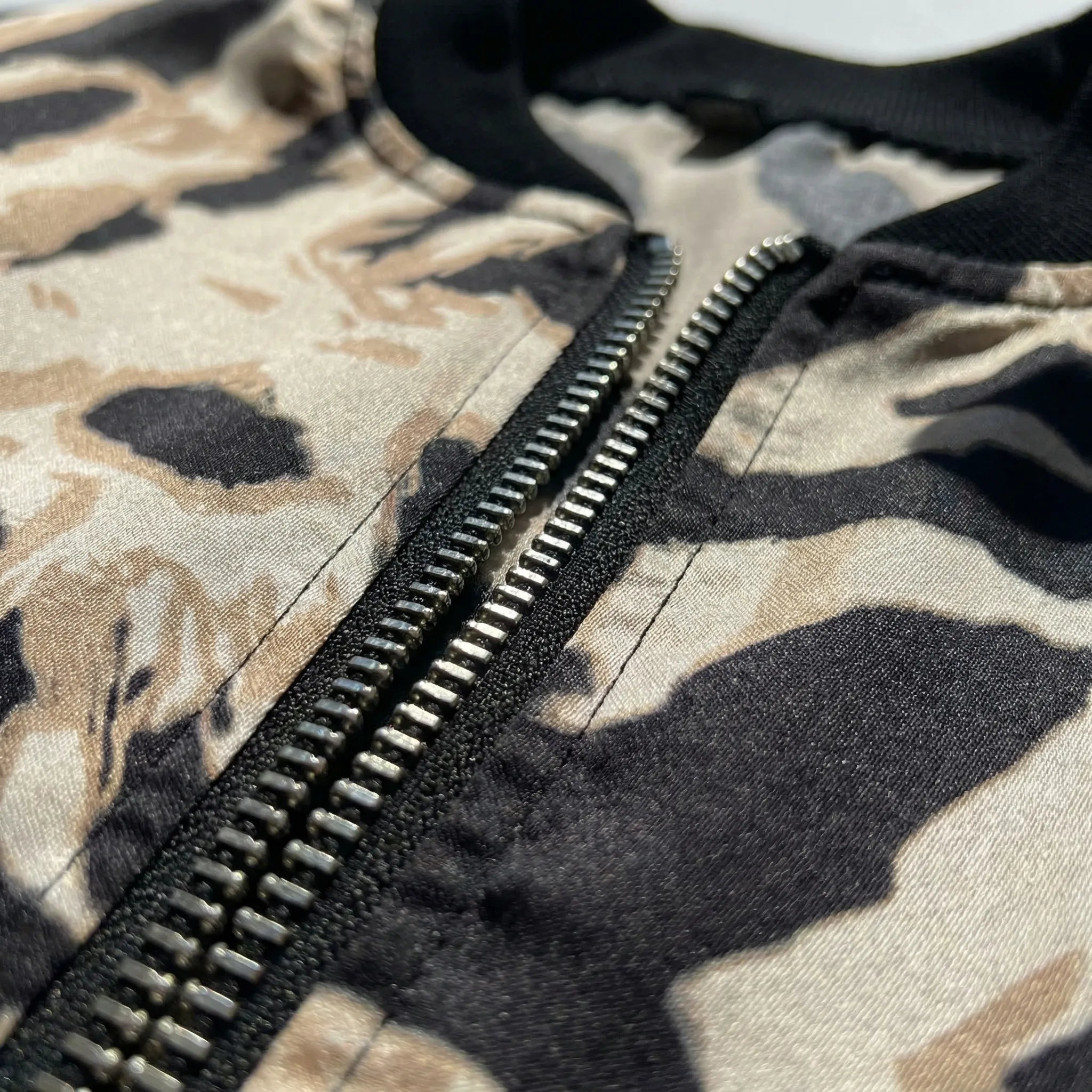 Bomberjakke til kvinder | Animal print jakke med lynlås og ribkanter