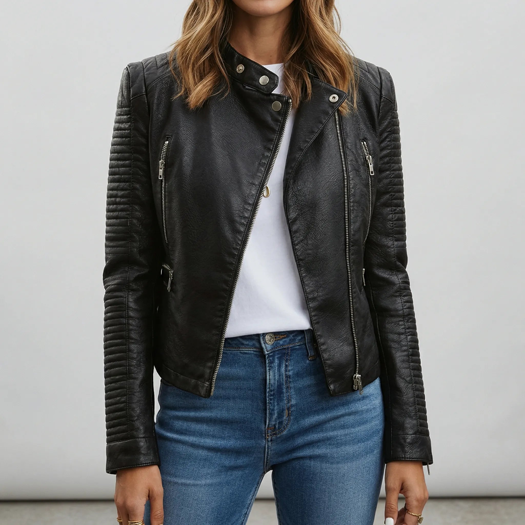 Dame bikerjakke | Sort læderlook med lynlås og ståkrave