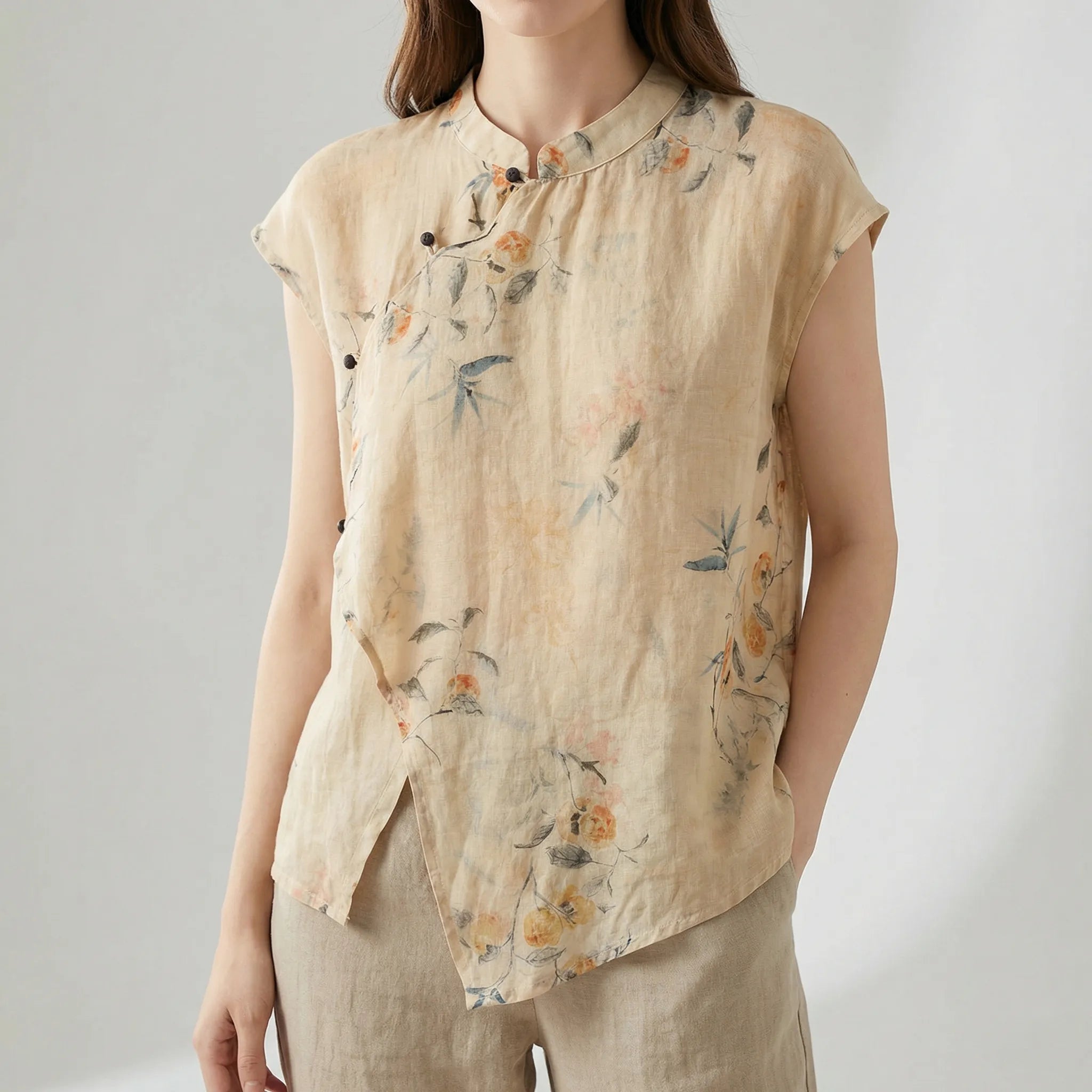 Hør top til dame med blomsterprint og korte ærmer