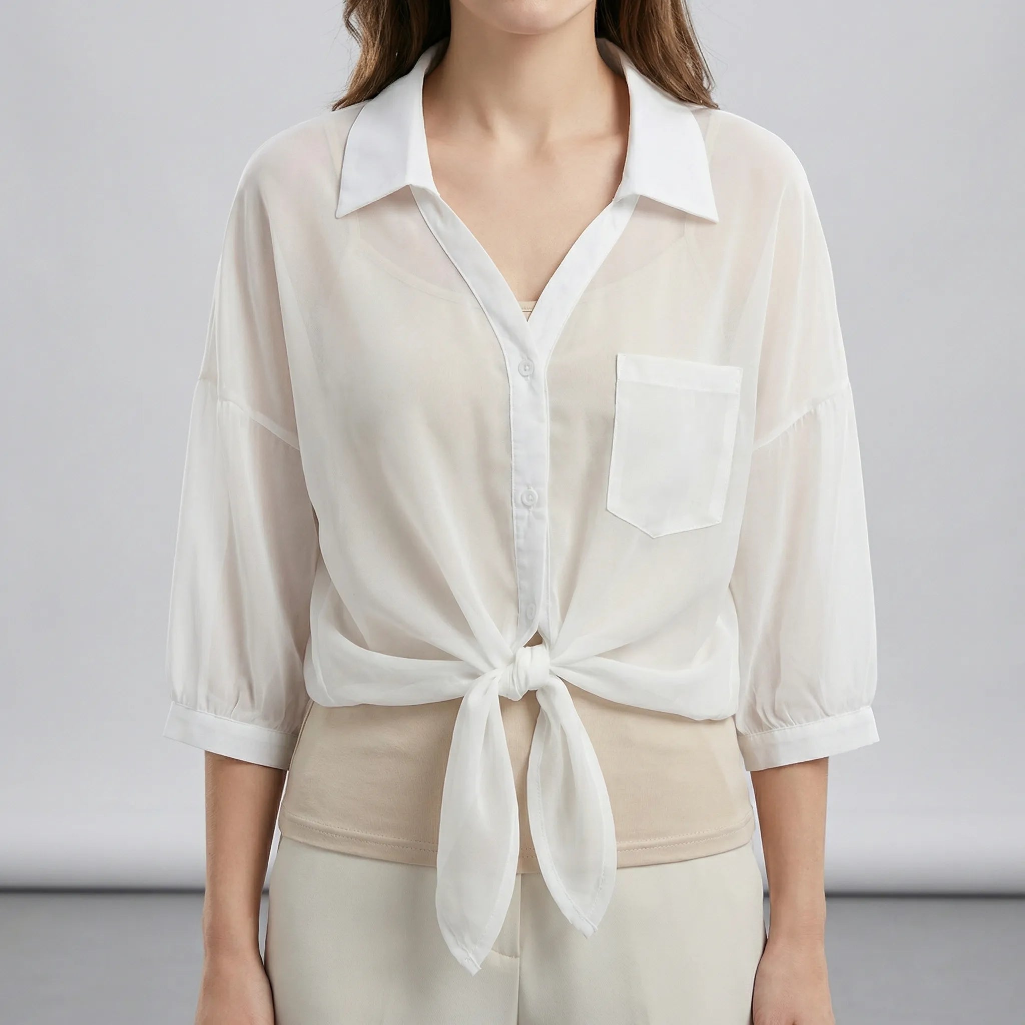 Hørbluse til dame med knaplukning og bindedetalje