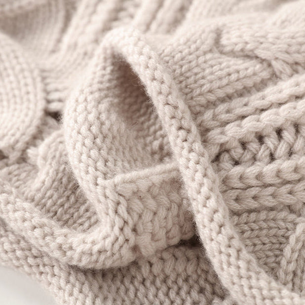 Dame sweater | Blød striktrøje med høj hals og elegant kabelmønster