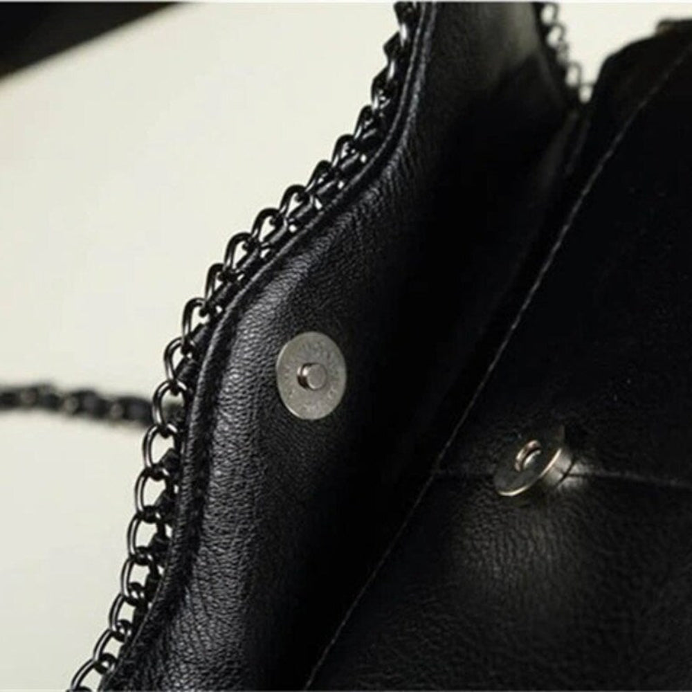 Elegant clutch tas med kædedetalje