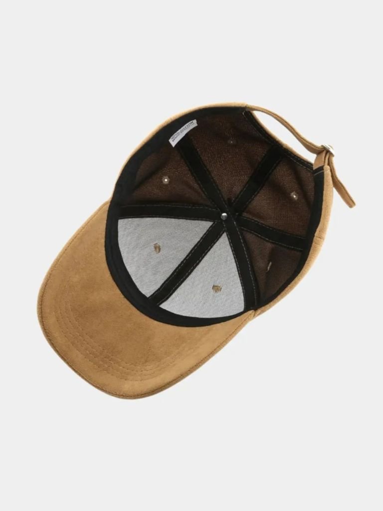 Elegant ensfarvet cap i blødt tekstil – justerbar pasform