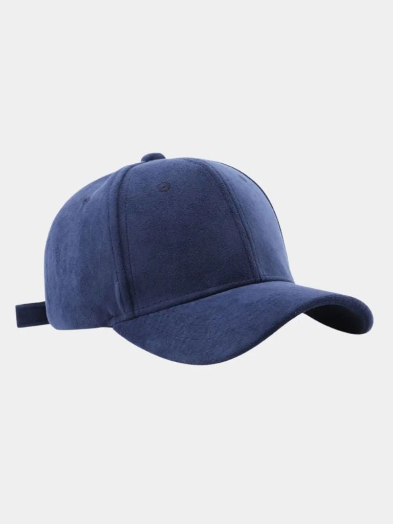 Elegant ensfarvet cap i blødt tekstil – justerbar pasform