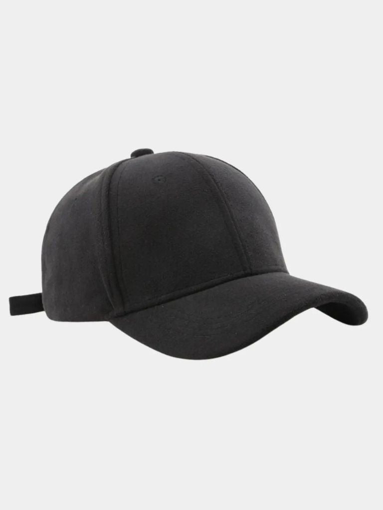 Elegant ensfarvet cap i blødt tekstil – justerbar pasform